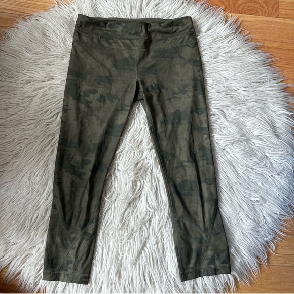 Lululemon Athletics Run Inspire Crop Savasana Camo Fatigue Green Leggings EUC 6 - Picture 4 of 7